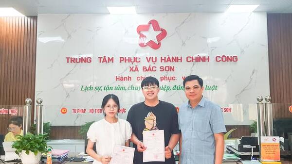 Trung tâm Phục vụ Hành chính công xã Bắc Sơn tổ chức trao Giấy chứng nhận đăng ký kết hôn cho công dân