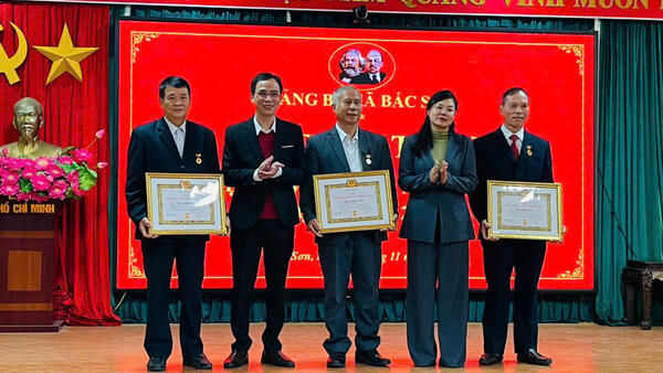 ĐẢNG BỘ XÃ BẮC SƠN LONG TRỌNG TỔ CHỨC LỄ TRAO TẶNG HUY HIỆU 30, 40, 45, 55, 60 TUỔI ĐẢNG ĐỢT 07/11/2025