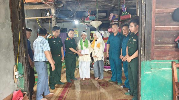 Đảng ủy, Ban Chỉ huy phòng thủ khu vực 2 – Bắc Sơn tổ chức thăm hỏi, động viên gia đình nạn nhân bị thiệt hại do thời tiết cực đoan
