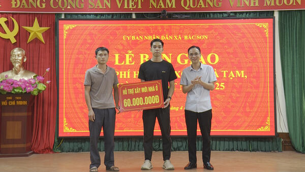 Xã Bắc Sơn trao kinh phí hỗ trợ chương trình xoá nhà tạm, nhà dột nát