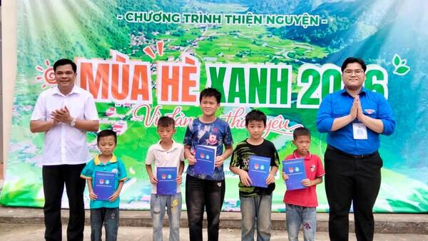 Trao công trình và quà tặng cho học sinh điểm trường Tân Tiến