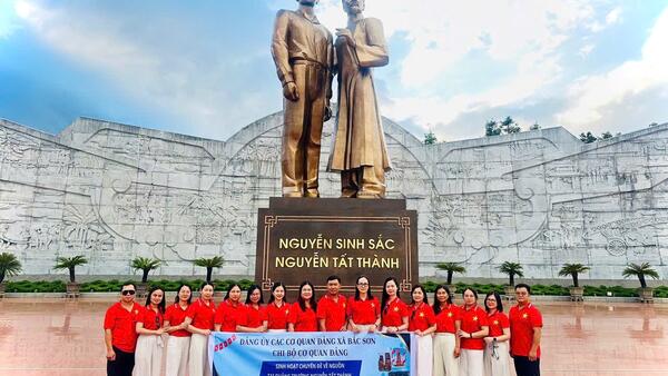 Chi bộ Cơ quan Đảng tổ chức sinh hoạt chuyên đề "Về nguồn" tại Quảng trường Nguyễn Tất Thành, tỉnh Gia Lai