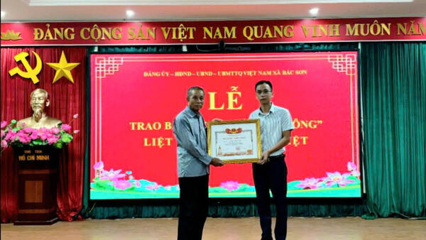 Xã Bắc Sơn tổ chức Lễ trao Bằng “Tổ quốc ghi công” cho thân nhân Liệt sĩ Dương Đình Việt