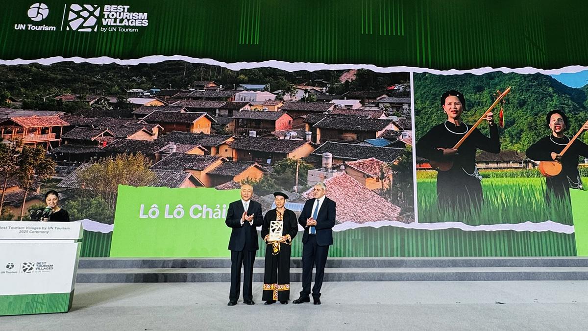 /upload/105419/20251018/grabc4fe51710_thon_lo_lo_chai_nhan_giai.jpg