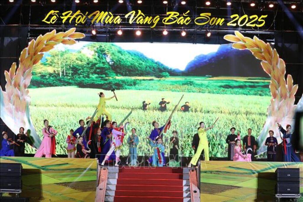 /upload/105419/20251206/grab17763214300_vna_potal_khai_mac_le_hoi_du_lich_mua_vang_bac_son_va_cong_bo_giai_thuong_lang_du_lich_tot_nhat_nam_2025_cua_un_tourism___stand_1.jpg